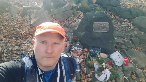 Calbert Károly a Kancsendzöngán 2013-ban eltűnt Kiss Péter emléktáblájánál, Magyarország legmagasabb csúcsán, az 1014 méteres Kékestetőn 